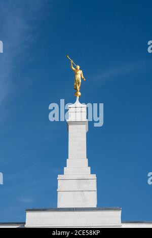 La statue guilde de l'ange Moroni au sommet du clocher du Temple Oaxaca de l'Église de Jésus-Christ des Saints des derniers jours à Oaxaca, au Mexique. Banque D'Images