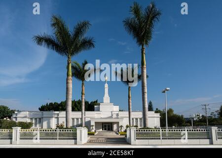 La statue guilde de l'ange Moroni au sommet du clocher du Temple Oaxaca de l'Église de Jésus-Christ des Saints des derniers jours à Oaxaca, au Mexique. Banque D'Images