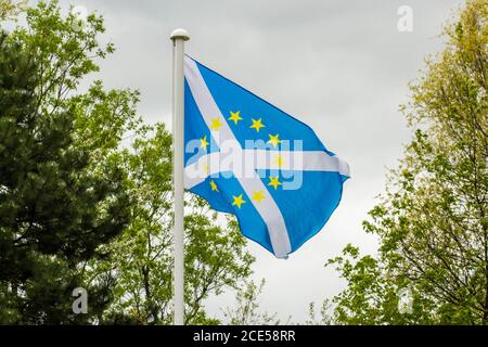 Le drapeau de l'Écosse, également connu sous le nom de la Croix de Saint Andrew ou le Saltire avec des étoiles jaunes de l'Union européenne au centre. Banque D'Images