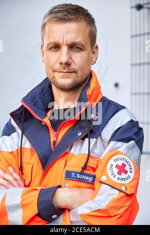 Hambourg, Allemagne. 11 août 2020. Tobias Schlegl, musicien, présentateur, auteur et paramédic d'urgence, porte une veste paramédic lors d'une séance photo dans le Schanzenviertel à l'occasion de la présentation de son nouveau livre 'Schockraum' (Shock Room). (À dpa 'Schockraum' par Tobi Schlegl- roman sur le service de sauvetage au lieu de la thérapie') Credit: Georg Wendt/dpa/Alay Live News Banque D'Images