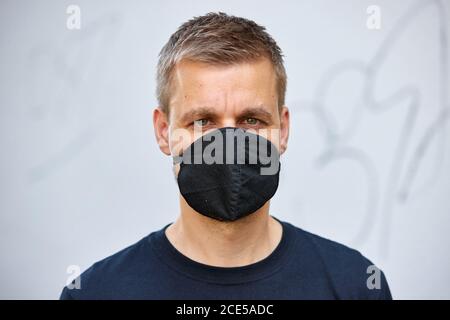 Hambourg, Allemagne. 11 août 2020. Tobias Schlegl, musicien, présentateur, auteur et paramédic d'urgence, porte un masque de tous les jours lors d'une séance photo dans le Schanzenviertel. Il a présenté son nouveau livre 'Shockraum'. (À dpa 'Schockraum' par Tobi Schlegl- roman sur les services de sauvetage au lieu de la thérapie') Credit: Georg Wendt/dpa/Alay Live News Banque D'Images