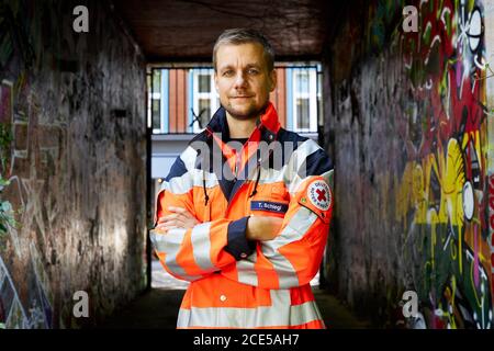 Hambourg, Allemagne. 11 août 2020. Tobias Schlegl, musicien, présentateur, auteur et paramédic d'urgence, porte une veste paramédic lors d'une séance photo dans le Schanzenviertel à l'occasion de la présentation de son nouveau livre 'Schockraum' (Shock Room). (À dpa 'Schockraum' par Tobi Schlegl- roman sur le service de sauvetage au lieu de la thérapie') Credit: Georg Wendt/dpa/Alay Live News Banque D'Images