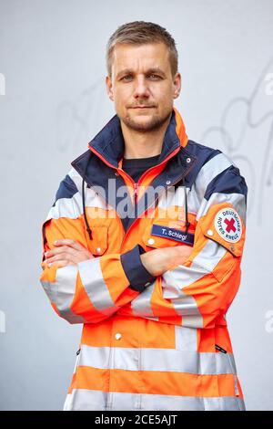 Hambourg, Allemagne. 11 août 2020. Tobias Schlegl, musicien, présentateur, auteur et paramédic d'urgence, porte une veste paramédic lors d'une séance photo dans le Schanzenviertel à l'occasion de la présentation de son nouveau livre 'Schockraum' (Shock Room). (À dpa 'Schockraum' par Tobi Schlegl- roman sur le service de sauvetage au lieu de la thérapie') Credit: Georg Wendt/dpa/Alay Live News Banque D'Images