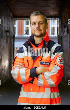 Hambourg, Allemagne. 11 août 2020. Tobias Schlegl, musicien, présentateur, auteur et paramédic d'urgence, porte une veste paramédic lors d'une séance photo dans le Schanzenviertel à l'occasion de la présentation de son nouveau livre 'Schockraum' (Shock Room). (À dpa 'Schockraum' par Tobi Schlegl- roman sur le service de sauvetage au lieu de la thérapie') Credit: Georg Wendt/dpa/Alay Live News Banque D'Images