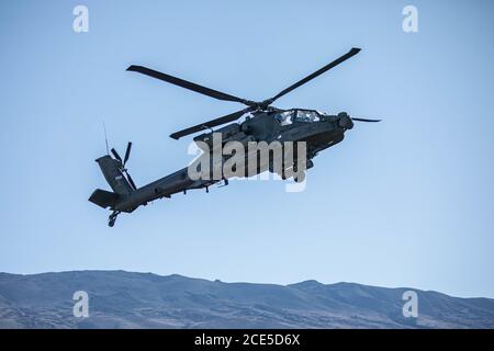 LES pilotes APACHE AH-64 du 2-6 Escadron de Cavalry, 25e brigade d’aviation de combat, 25e division d’infanterie, ont mené des tables de Gunnery aériennes avancées en août dans la zone d’entraînement de Pōhakuloa, à Hawaï. (É.-U. Photo de l'armée par le Sgt. Sarah D. Sangster) Banque D'Images