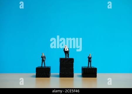 Photo conceptuelle de la stratégie d'affaires - miniature d'homme d'affaires un podium Banque D'Images