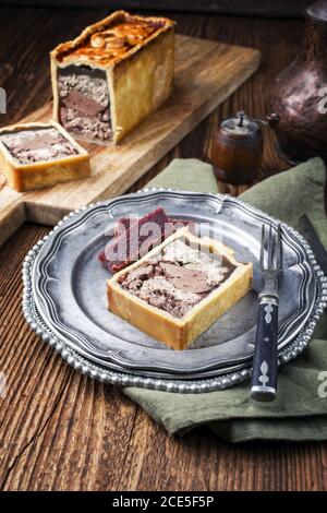 Plat français traditionnel en route avec viande d'oie et foie avec du fromage de coing sur une assiette de étain Banque D'Images