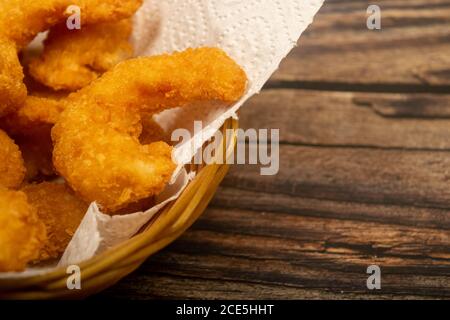 Crevettes de l'Atlantique frites en pâte sur une serviette en papier blanc dans un panier en osier. Gros plan Banque D'Images