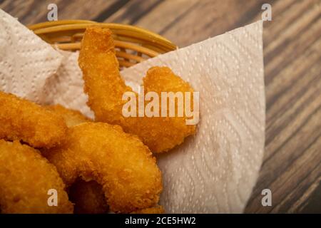 Crevettes de l'Atlantique frites en pâte sur une serviette en papier blanc dans un panier en osier. Gros plan Banque D'Images