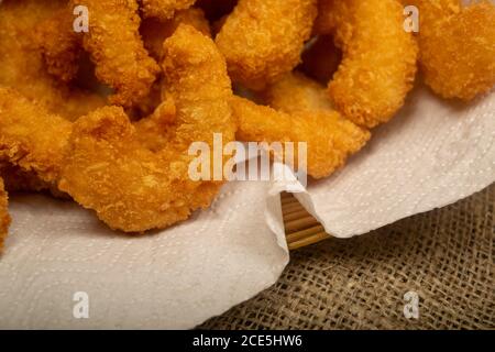 Crevettes de l'Atlantique frites en pâte sur une serviette en papier blanc dans un panier en osier. Gros plan Banque D'Images