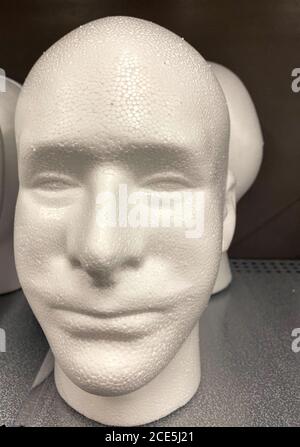 Tête en mousse de polystyrène mâle en démonstration en magasin Banque D'Images