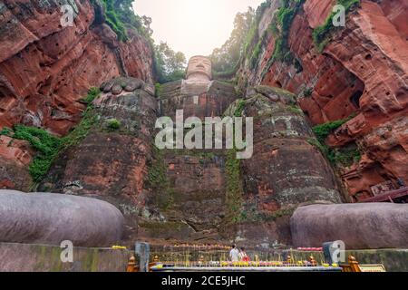 Le Bouddha de Leshan géant et les bougies commémoratives Banque D'Images