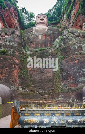 Le Bouddha de Leshan géant et les bougies commémoratives Banque D'Images