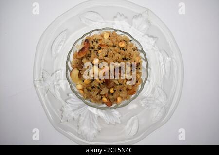 Ganesh puja prashad Panchagajjjaya Sweet poha offert pour le festival de Ganapati en Inde. Dans la vaisselle transparente sur fond blanc. Indien traditionnel Banque D'Images