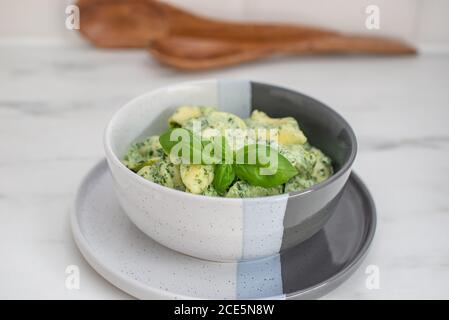 Tortellini italien aux épinards et au basilic Banque D'Images