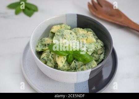 Tortellini italien aux épinards et au basilic Banque D'Images