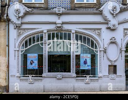 Porto Portugal - 30 mai 2018 : détails floraux sur une façade d'une maison Art Nouveau traditionnelle ornée de carreaux portugais azulejo Banque D'Images