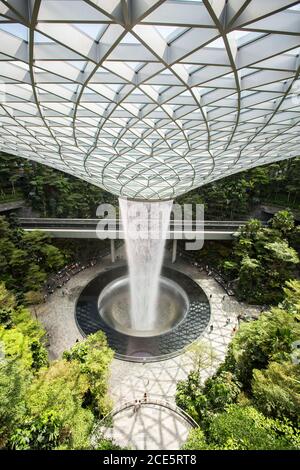 Depuis la Discovery Slide qui présente la plus haute vue sur la cascade intérieure de l'aéroport de Jewel Changi. Banque D'Images