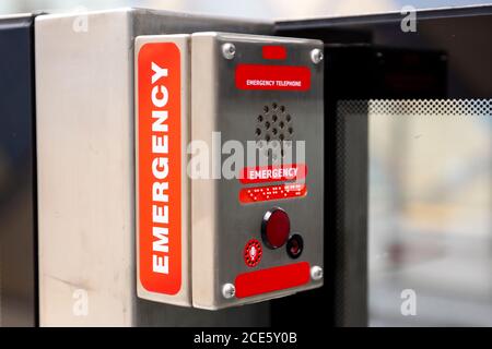 Téléphone d'urgence dans une station de métro. Étiquettes rouges. Accès passager. Banque D'Images