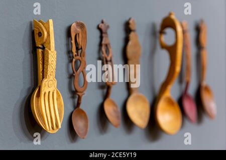 Différentes cuillères en bois sculpté sont vues disposées. Cuillère/fourchette pliable. Banque D'Images