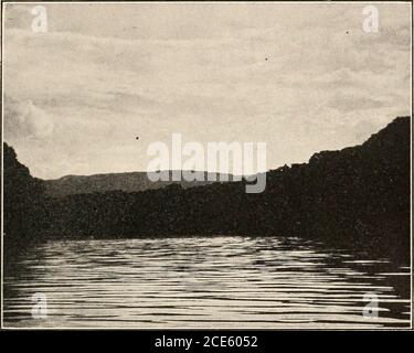 . Les poissons d'eau douce de la Guyane britannique, y compris une étude du regroupement écologique des espèces et de la relation de la faune du plateau à celle des basses terres . Figure 14. Albert, l'un des porteurs indiens, transportant des marchandises à Kangaruma. À Kangaruma. Le portage de Potaro Landing à Kangaruma, qui peut se badigeer en deux heures et demie à trois heures, élimine l'engagement d'une série de cataractes entre les deux points. Nous avons quitté Kangaruma dans l'après-midi en bateau apeculiar. Une bâche couvrait le centre du bateau où nos marchandises étaient gardées; devant, il y a trois paires de pagayeurs; behin Banque D'Images