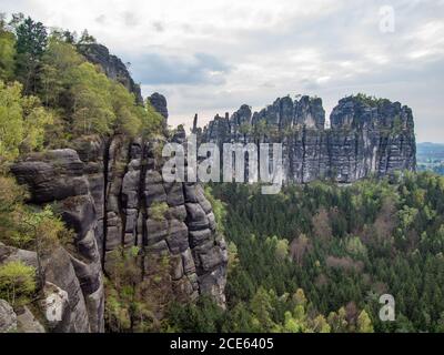 Sschrammstéine et forêts. Station de grimpeurs populaire Banque D'Images