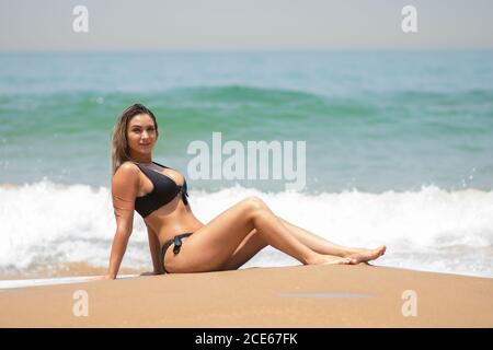 Woman in bikini détente sur la plage Banque D'Images