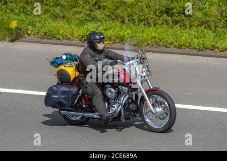 Red Harley Davidson Motorbike rider; deux véhicules à roues, motos, véhicule, routes, motos de tourisme, motocyclistes qui se conduisent à Chorley, Royaume-Uni Banque D'Images