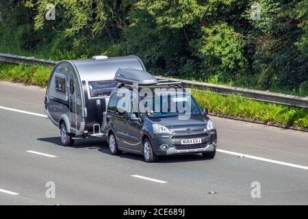 2014 Citroën Berlingo Multispace XTR H remorquage, Go-Pod camping (Custom Caravan) | Go-Pods 2 Berth micro-Tourer Caravan .Caravan Motorhomes, sur les routes de Grande-Bretagne, véhicule de loisirs, vacances familiales, vacances Caravanette, Vacances en caravane, MANCHESTER, Royaume-Uni Banque D'Images