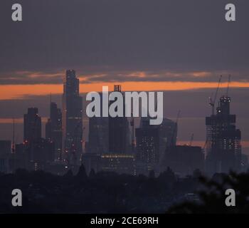 Londres, Royaume-Uni. 31 août 2020. Gratte-ciels sur les gratte-ciel de Londres lors du Bank Holiday Monday vu de Wimbledon comme une aube nuageux brise. Les bureaux de la ville restent calmes alors que les travailleurs financiers continuent de travailler de chez eux pendant la pandémie de Covid-19. Crédit : Malcolm Park/Alay Live News. Banque D'Images