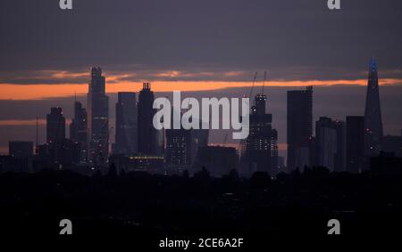 Londres, Royaume-Uni. 31 août 2020. Gratte-ciels sur les gratte-ciel de Londres lors du Bank Holiday Monday vu de Wimbledon comme une aube nuageux brise. Les bureaux de la ville restent calmes alors que les travailleurs financiers continuent de travailler de chez eux pendant la pandémie de Covid-19. Crédit : Malcolm Park/Alay Live News. Banque D'Images