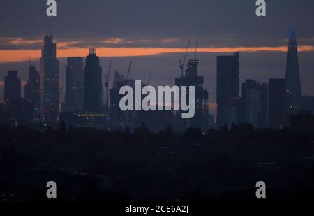 Londres, Royaume-Uni. 31 août 2020. Gratte-ciels sur les gratte-ciel de Londres lors du Bank Holiday Monday vu de Wimbledon comme une aube nuageux brise. Les bureaux de la ville restent calmes alors que les travailleurs financiers continuent de travailler de chez eux pendant la pandémie de Covid-19. Crédit : Malcolm Park/Alay Live News. Banque D'Images