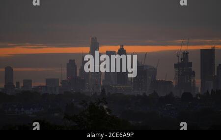 Londres, Royaume-Uni. 31 août 2020. Gratte-ciels sur les gratte-ciel de Londres lors du Bank Holiday Monday vu de Wimbledon comme une aube nuageux brise. Les bureaux de la ville restent calmes alors que les travailleurs financiers continuent de travailler de chez eux pendant la pandémie de Covid-19. Dans l'ombre de premier plan se trouvent les maisons suburbaines de faible hauteur du sud-ouest de Londres. Crédit : Malcolm Park/Alay Live News. Banque D'Images