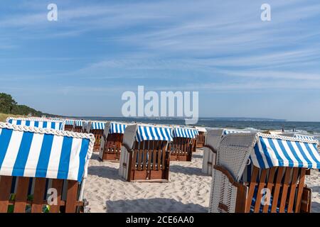paniers de plage blancs sur une plage de sable Banque D'Images