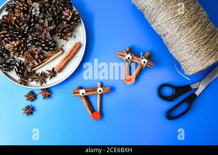 Vue de dessus de faire la décoration de Noël. Cerf de bâtons de cannelle. Projet d'art pour enfants, un artisanat pour enfants. Concept DIY. Étape par étape 4 Banque D'Images
