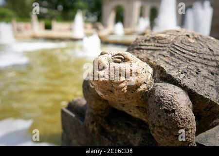 Figure d'une tortue à la fontaine de conte de fées de Märchenbrunnen Le Volkspark Friedrichshain public Banque D'Images