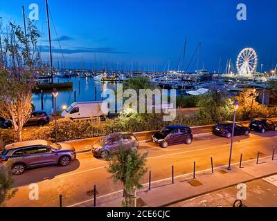 RIMINI, ITALIE - 26 AOÛT 2020 : vue de nuit sur le port et les bâtiments de la ville. Banque D'Images