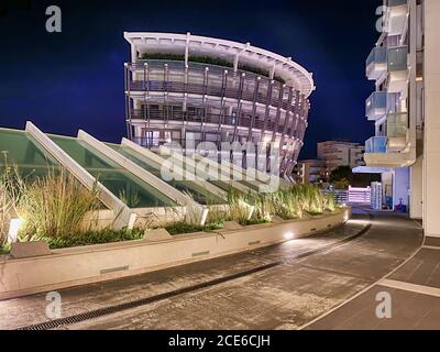 RIMINI, ITALIE - 26 AOÛT 2020 : vue de nuit sur le port et les bâtiments de la ville. Banque D'Images