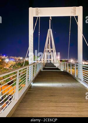 RIMINI, ITALIE - 26 AOÛT 2020 : vue nocturne du port et du pont de la ville. Banque D'Images