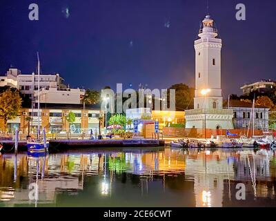 RIMINI, ITALIE - 26 AOÛT 2020 : vue de nuit sur le port et les bâtiments de la ville. Banque D'Images