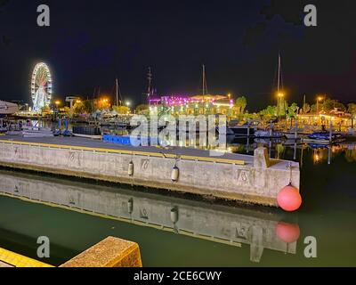 RIMINI, ITALIE - 26 AOÛT 2020 : vue de nuit sur le port et les bâtiments de la ville. Banque D'Images