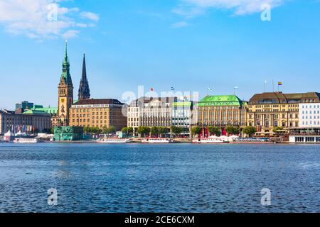 Hamburg Rathaus et Alster Lake, Allemagne Banque D'Images