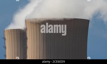 Des tours de refroidissement de la centrale nucléaire en gros plan Banque D'Images