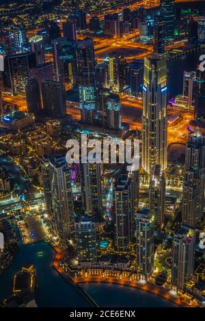 Vue nocturne de Dubaï vue depuis le pont d'observation de Burj Khalifa Banque D'Images