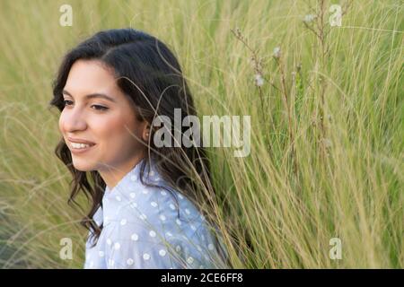 Happy young woman smiling outdoors Banque D'Images