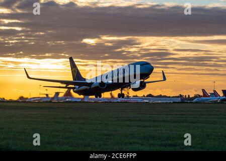 Aéroport de Londres Southend, Essex, Royaume-Uni. 31 août 2020. Lorsque le soleil se lève au-dessus de l'aéroport, les jours d'Orange easyJet à l'aéroport Southend de Londres se terminent alors que la compagnie aérienne ferme sa base. Le premier vol de la journée a été un service Ryanair à destination de Malaga (FR2190) à 06 h 30. Avec easyJet due à voler ses services finaux plus tard dans la journée, il marque la fin d'easyJet à Southend, avec la perte de nombreux emplois. Un certain nombre d'avions easyJet restent stockés en raison de la pandémie COVID-19 Banque D'Images