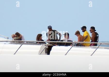 Formentera, Espagne. 30 août 2020. Neymar se détend sur le bateau avec un groupe d'amis, mais c'est quand il descend à la plage qu'il se transforme en un père protecteur embrassant son fils Lucca Davi au moment de l'assaut des fans. Crédit : Agence photo indépendante/Alamy Live News Banque D'Images