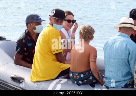 Formentera, Espagne. 30 août 2020. Neymar se détend sur le bateau avec un groupe d'amis, mais c'est quand il descend à la plage qu'il se transforme en un père protecteur embrassant son fils Lucca Davi au moment de l'assaut des fans. Crédit : Agence photo indépendante/Alamy Live News Banque D'Images