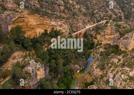 Viaduc dans la gorge de la Canaleta, près des sources chaudes de la Fontcalda, Espagne Banque D'Images