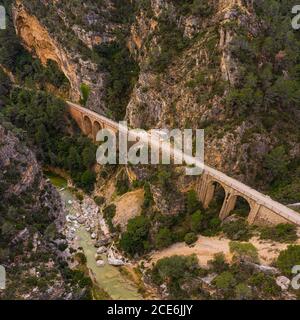 Viaduc dans la gorge de la Canaleta, près des sources chaudes de la Fontcalda, Espagne Banque D'Images